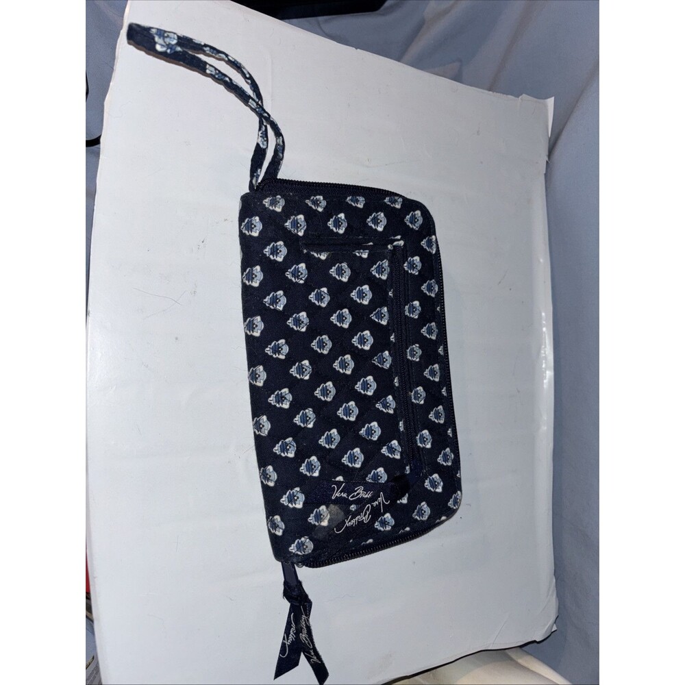 Vera Bradley Wallet Clutch Zip Around With Retractable Wrist Strap. Pre-Owned